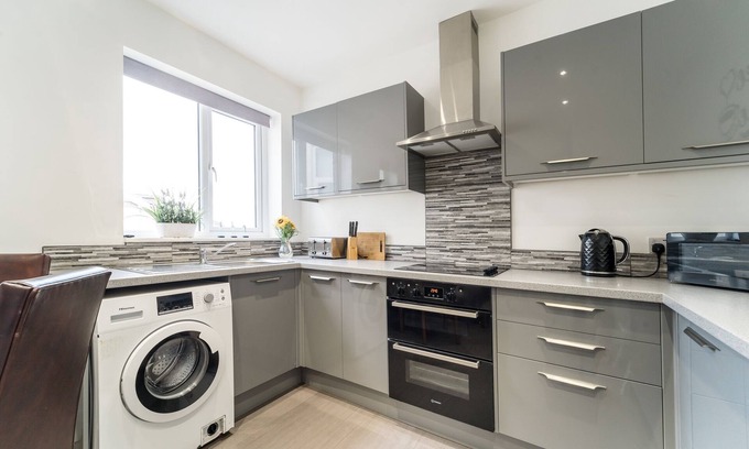 Southport Apartment | 2br-sleeps5-privategarden-freeparking-pets