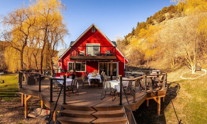 Preston Cabin | 3 Acres of Family Reunion Bliss. Sleeps 50. Private Pool. Available Summer 2026.