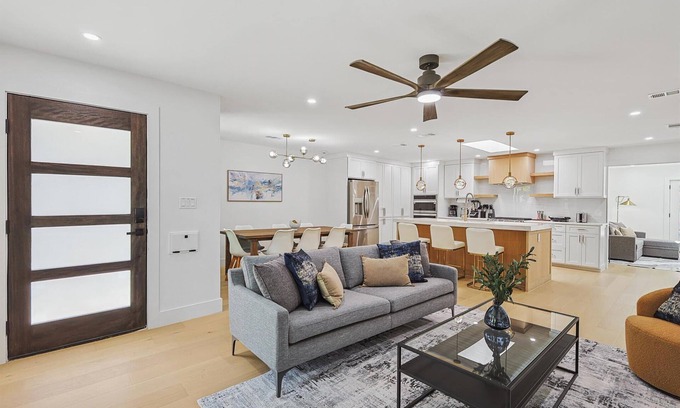 Northeast Dallas House | 3-BD/3-BA Bungalow ft. Backyard w/Deck & Firepit