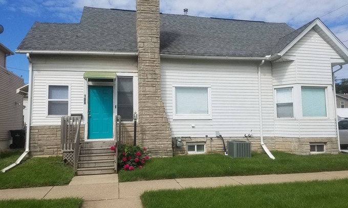 Cedar Rapids - Iowa City House | 3 Bed, 1 Bath 9 Blocks from Alliant Energy PowerHouse and Downtown