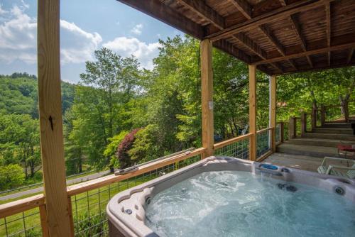 West Jefferson House | 3 Bed Cabin Overlooking the New River- HOT TUB, Fire Pit, Dogs OK