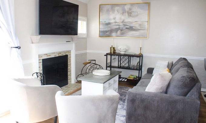 Norwich Condo | 3 Bed-Casino-Pools-Jacuzzi