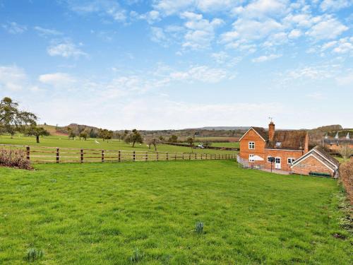 Tenbury Wells House | 3 Bed in Lower Rochford 94240