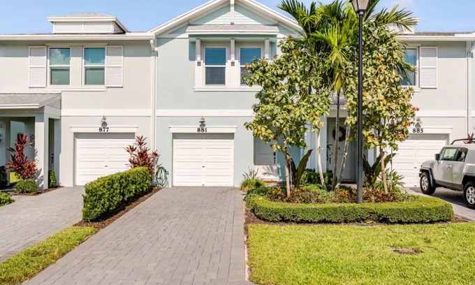 Greenacres House | 3 bedroom 2.5 bath townhome in West Palm Beach