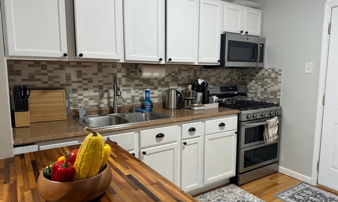 Skokie Apartment | 3-Bedroom 2-Car Driveway Skokie Place near Evanston/Chicago area