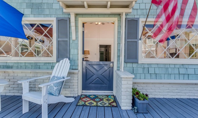 Balboa Island Cottage | ☀️3 Bedroom Beach cottage on Balboa Island. 1 block to sand ⛱️