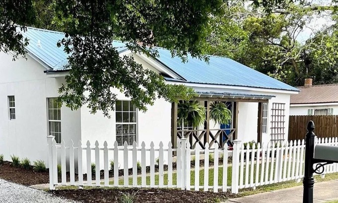 Brunswick House | 3 Bedroom Coastal Cottage Close to Beach-"The Pearl"