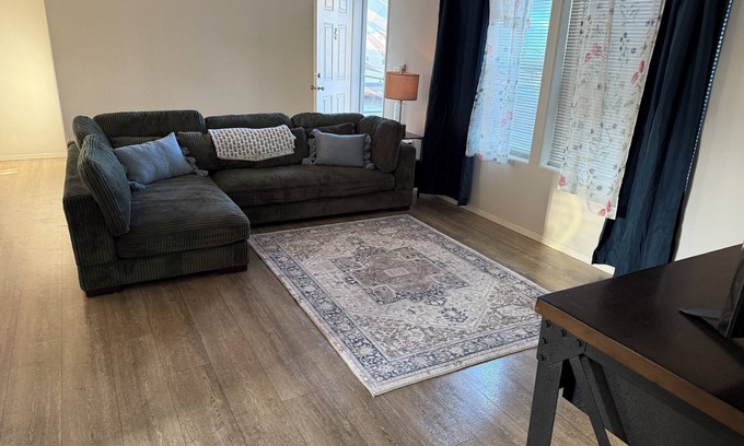 Banta House | 3-bedroom house in beautiful Tracy with WiFi, 75 inch tv, AC. Farm life