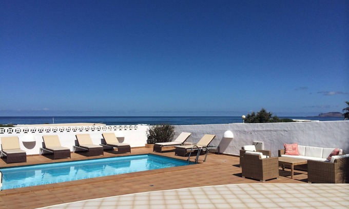 Urbanizacion Famara Villa | 3 Bedroom Luxury Villa With Private Pool on The Famous Famara Beach