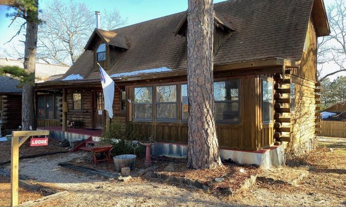 Eureka Springs House | 3 Bedroom log cabin with hot tub at Bear Mountain