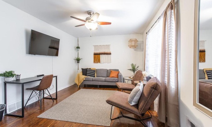 South Kansas City Villa | 3 Bedrooms House in Waldo Kansas City