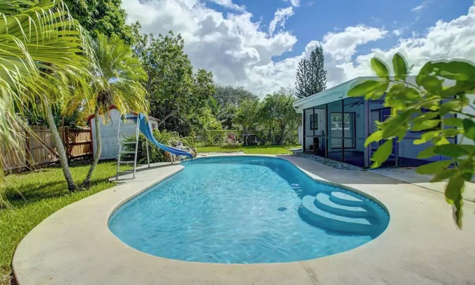 North Lauderdale House | 3 Beds 2 Baths Pool Home with Lots of Parking