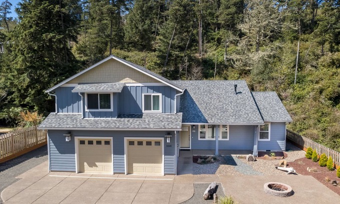 Oregon Coast House | 3 BR/3BA vacation home- minutes from the beach!