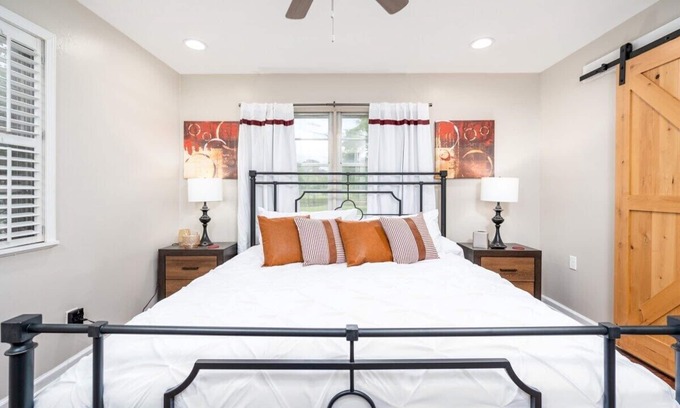 Alexandria House | 3 mi to Cabrini | 4TVs | King 🛏 | W/D| Free🅿️| Pet✅