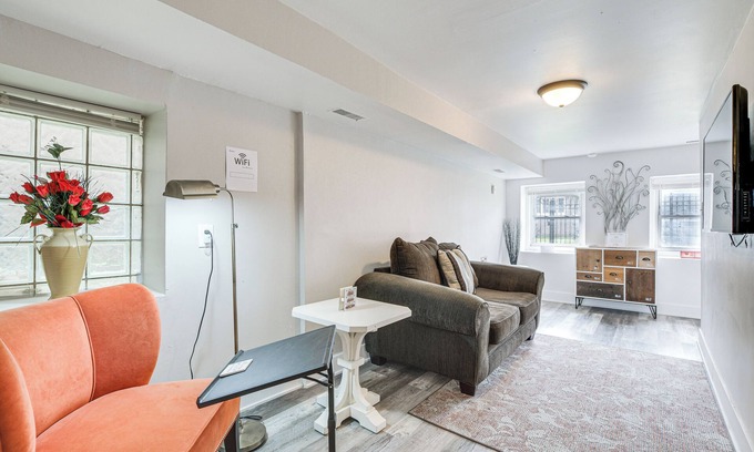 Woodlawn Apartment | 3 Mi to Jackson Park: Cozy Couples Getaway w/Yard