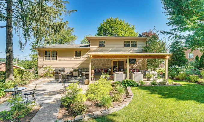 Spry House | 3 Mi to Lake Redman: Home w/Furnished Pergola!