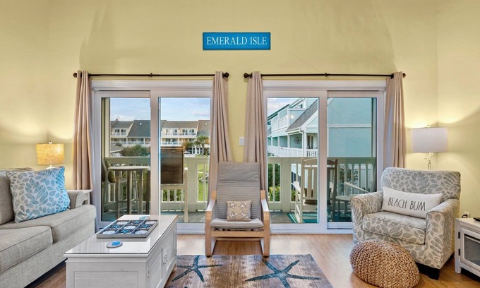 Emerald Isle Condo | 3-min Walk to Beach! Cozy 2-Bed Condo in Emerald Isle with Heated In-Door Pooln