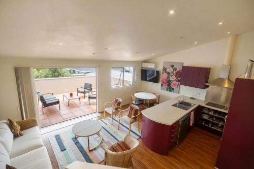 Orewa Apartment | 3 Minute Stroll To The Beach & Shops