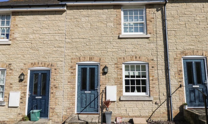 Brading Cottage | 3 OLD POST OFFICE MEWS, family friendly, with a garden in Brading