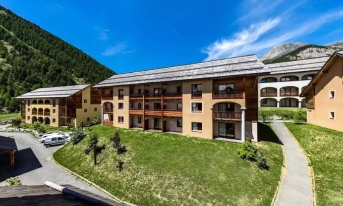 Arvieux Apartment | 3-room apartment sleeps 6 with swimming pool in summer and at the foot of the slopes in winter