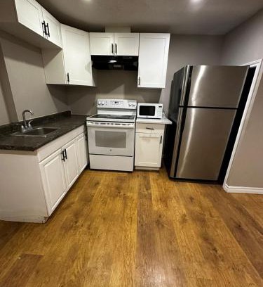 Rosemount House | 3 Room Set for Up to 8 people- 10 minutes from Kitchener Airport, Walking to Transit
