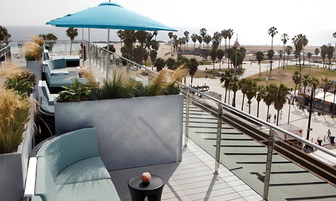 Venice Hotel | 3 Rooms w/Balcony Near the Beach | Kitchen | Rooftop | Free Breakfast