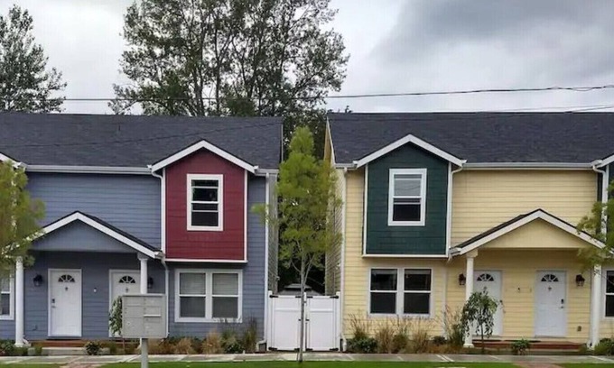 Renton House | ★ 3 Townhomes with Smart TV & Blackout Curtains