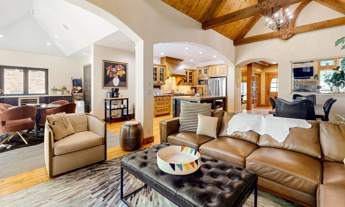 Southwest Bend House | 30 mins to Bachelor, 8 Mins to Old Mill - hot tub, fireplaces, open living space