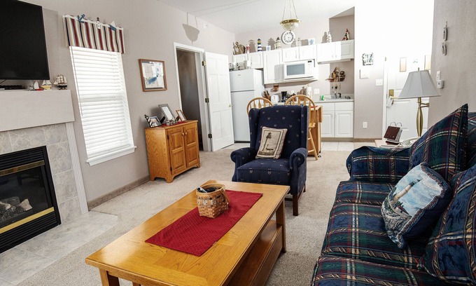 Delavan Lake Condo | 302 - Farmhouse Style One Bedroom Condo Suite