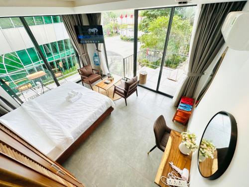 Ninh Kieu Apartment | 302MSNK Luxe Studio w Balcony & Kitchen