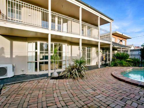 Frankston House | 350 m² House ∙ 6 bedrooms ∙ 17 guests