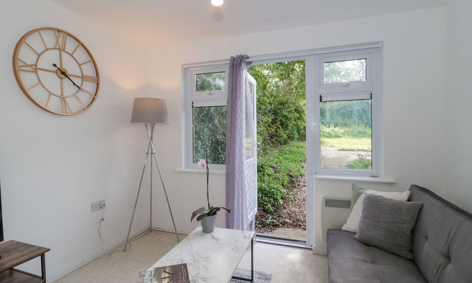 Cliffe Pypard House | 38 CLYFFE PYPARD, family friendly, with a garden in Lyneham