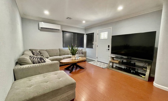 San Diego House | 3bd with TV and AC, 2 air mattress, 2ba, 15-20 minute to everything in San Diego