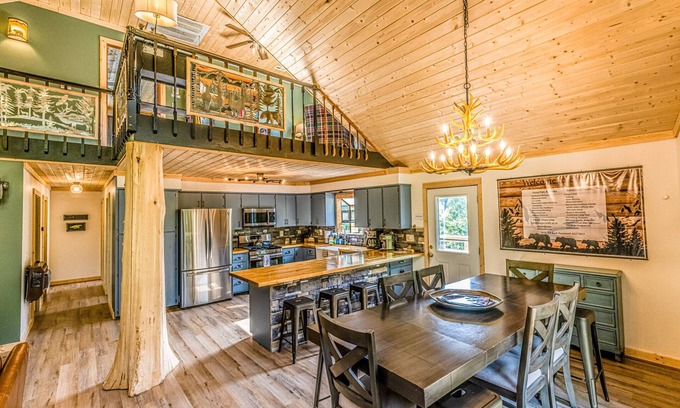 Bryson City House | 3BearsCabin-Views-Creek-Groups-3LittleBearsRetreat