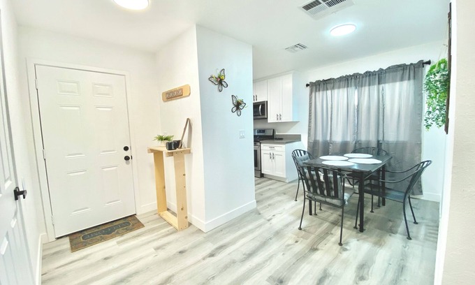 Mojave House | 3Bed 2Bath Home Central Mojave with King bed, WiFi, Remote and Contract workers