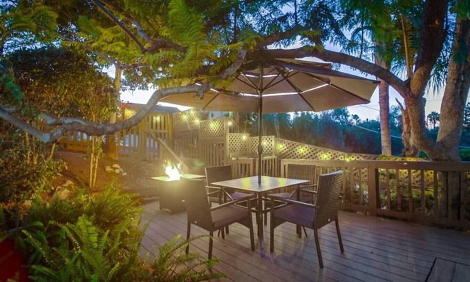 South Park House | 3BR+2BA | Hot Tub | Tropical Oasis