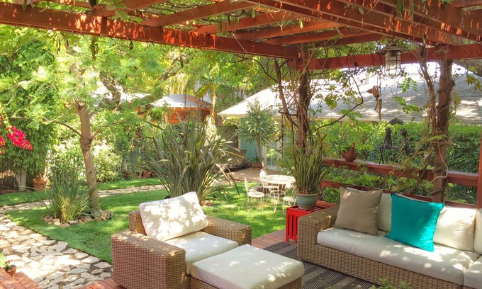 West Hollywood House | 3BR/2Bath Weho Craftsman -Fantastic Backyard- dog paradise includes guest house