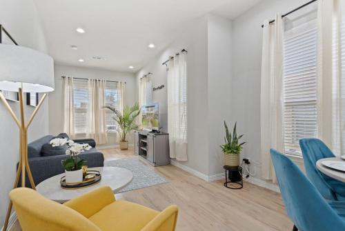 Oak Cliff House | 3BR Duplex - Walk to Bishop Arts - Fenced Yard