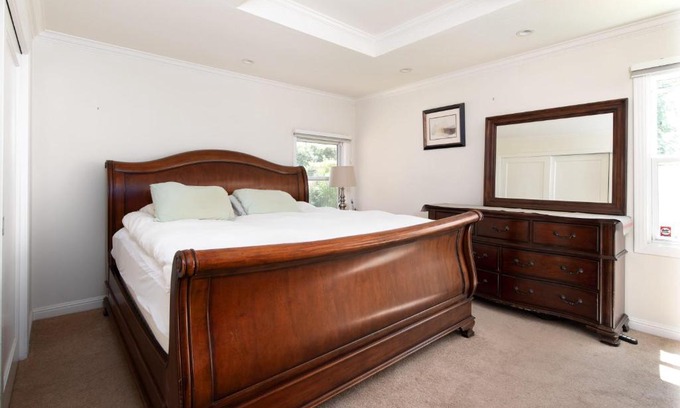 West Menlo Park House | 3BR Home Near Stanford Great Back Yard King Bed