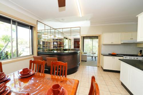 Roselands House | 3BR Home with Pool Near Shops, M5 & Train Stations