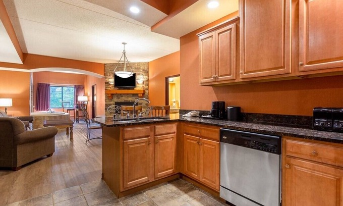 Wisconsin Dells Resort | 3BR 'Penthouse', River/Nature View, Resort Condo