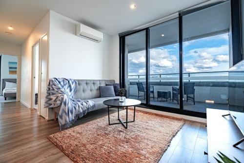 Footscray Apartment | 3br2ba Apt In Footscarypoolcar Parkwifi