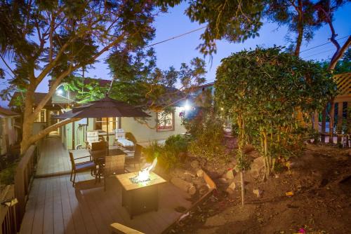 South Park House | 3BRB with Bonus Bedroom, Hot Tub, Tropical Oasis