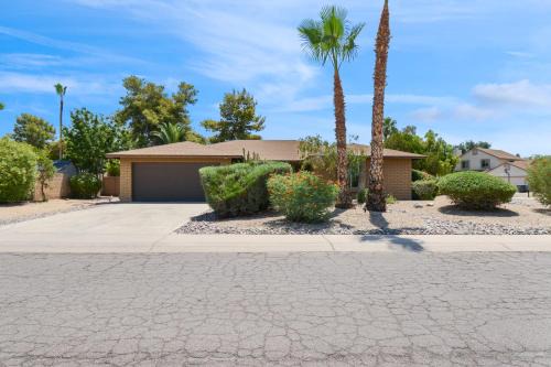 Trails North House | 4 bdr, Two Master suite, billiards & desert oasis pool