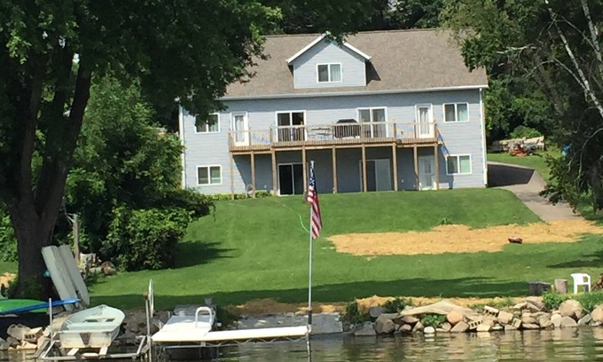 Juneau House | 4 Bdrm 4 Bath Lake front Lake Sinissippi home