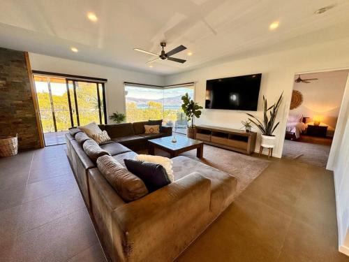 Howrah House | 4 bed 2 Storey House With Views Spa Near Beach