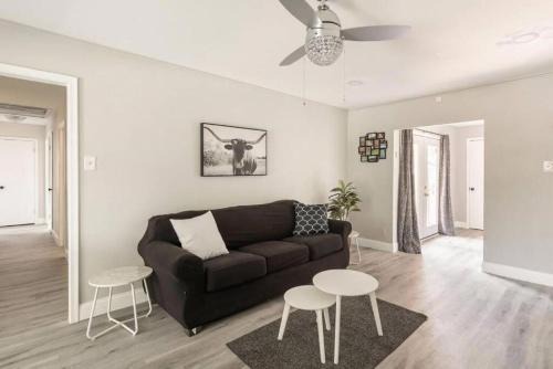 Garland House | 4 Bed 3 Bath House, Spacious, Smart TVs in all rooms, Whole house to yourself