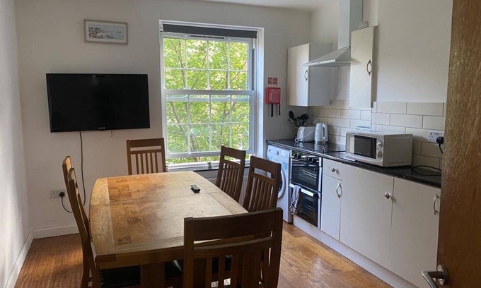 Chaucer Apartment | 4 Bed Flat - Sleeps 10 - Pets - Parking