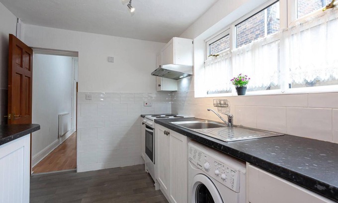 Hanley House | 4 Bed House, Sleeps 9, Free Parking