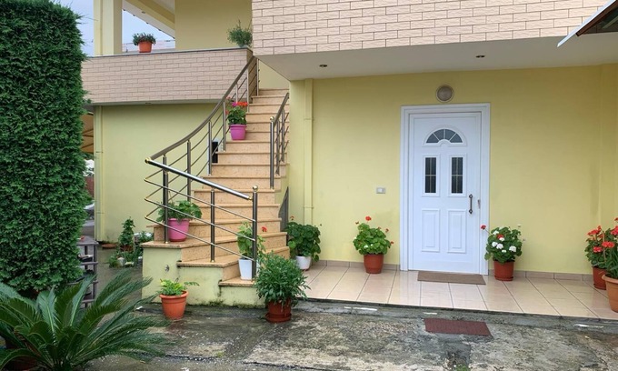 Fier Villa | 4 Bed Villa - Sleeps 9 - Pets - Garden - Parking